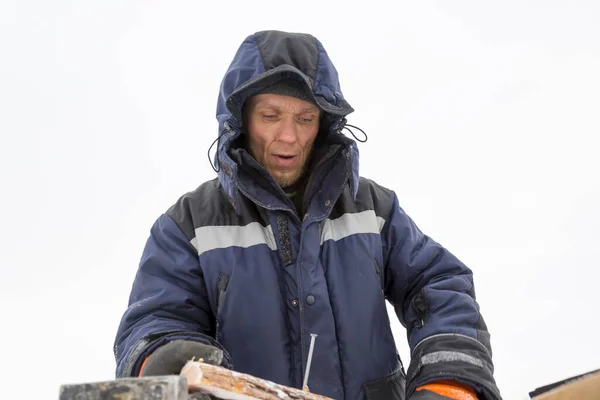 Pracownik w zimowych kombinezonach z deską w ręku — Zdjęcie stockowe