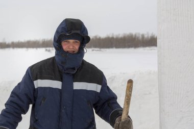 Mavi ceketli bir derleyicinin portresi.