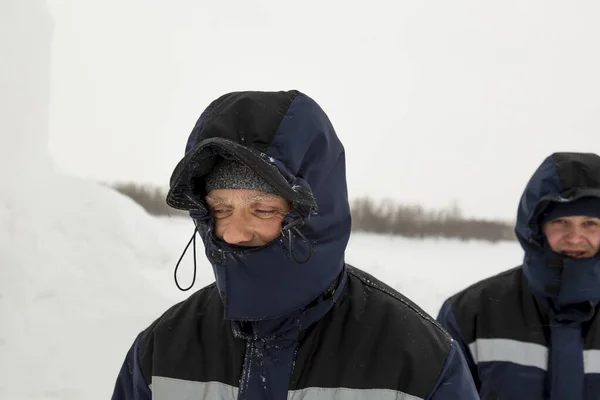 Das Gesicht eines Arbeiters am Januartag aus nächster Nähe — Stockfoto