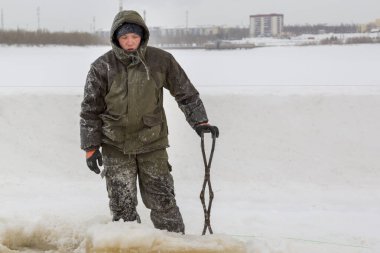 Elinde çelik maşayla bir inşaatçının portresi.