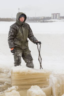 Elinde çelik maşayla bir inşaatçının portresi.