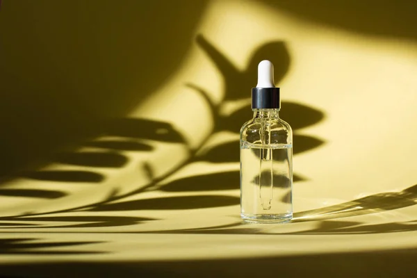 Kozmetik ya da pipetli tıbbi şişe.