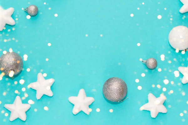 Turkuaz arka planda Noel süslemeleri çerçevesi
