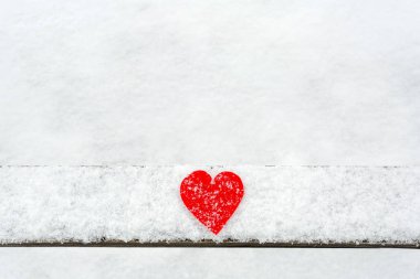 Kırmızı kalp kar ahşap tahta üzerinde. Valentne'nın gün kavramı.