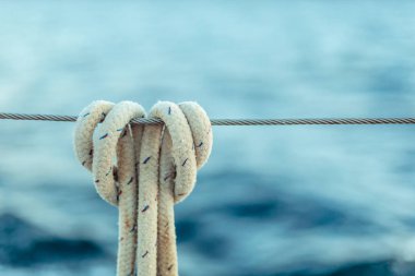 Çelik kablo okyanus arka plan üzerinde ip düğüm.