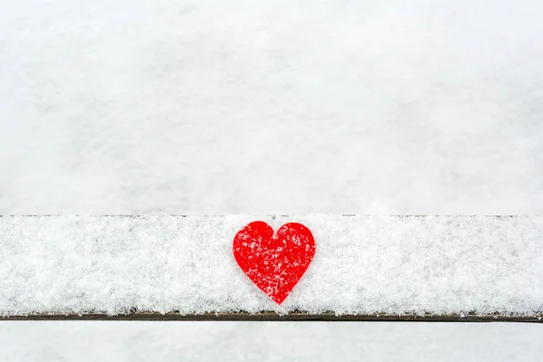 Coração Vermelho Prancha Madeira Neve Conceito Dia Valentne — Fotografia de Stock