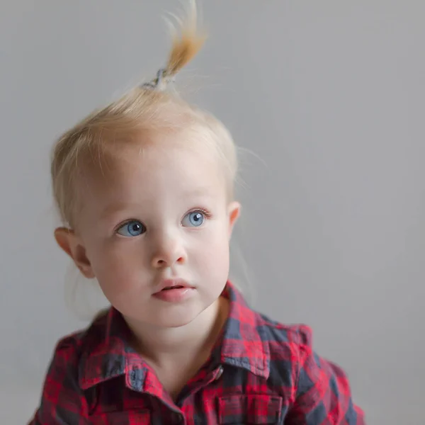 Εσωτερικη Πορτρέτο Του Χαριτωμένο Μικρό Κορίτσι Ουδέτερο Φόντο — Φωτογραφία Αρχείου