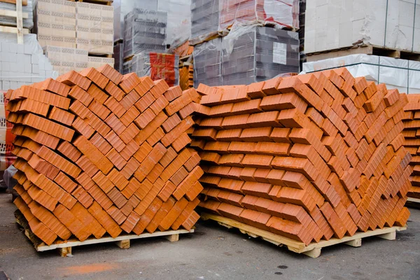 Pilhas Novos Tijolos Vermelhos Mercado Construção — Fotografia de Stock