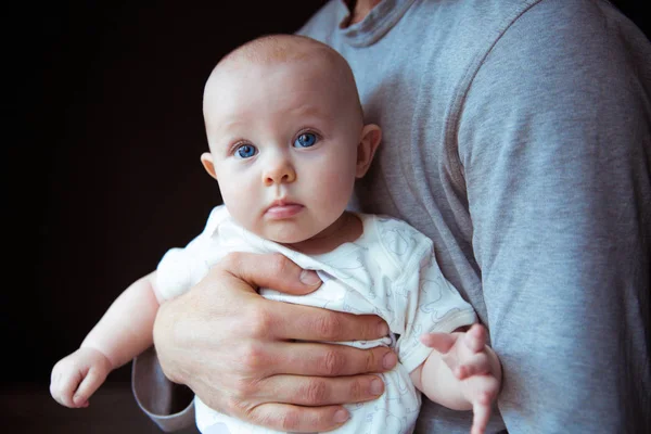 Vader Bezit Een Schattige Baby — Stockfoto