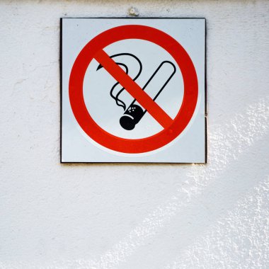 No smoking sing on the wall.