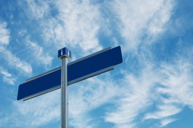 Boş yönlü yol işaretleri üzerinde mavi gökyüzü bulutlu.