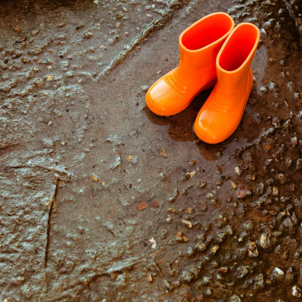 Πορτοκαλί Καουτσούκ Μπότες Στέκεται Δίπλα Λακκούβα — Φωτογραφία Αρχείου