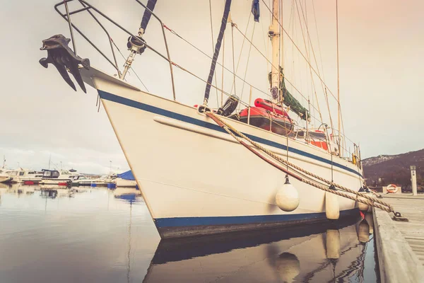 Stor Segelbåt Förtöjd Till Pontonen Marina — Stockfoto