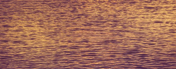 海の美しいオレンジと紫夕日の光の波紋します — ストック写真