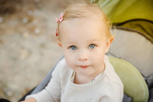 Retrato Cerca Una Linda Niña Cochecito —  Fotos de Stock