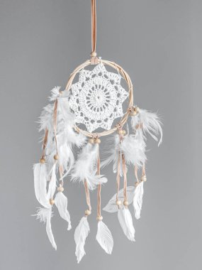 Gri arka planda beyaz düş kapanı. İç dekorasyon. Yerli Amerikan Rüya Yakalayıcısı