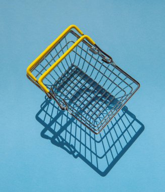 Metal alışveriş sepeti. Perakende ticaretin sembolü. Üst Manzara. Minimalizm.