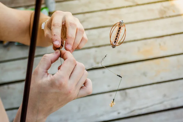 Close Hands Fisherman Who Impales Worms Hook Fishing Rod Wooden — Stock Photo, Image