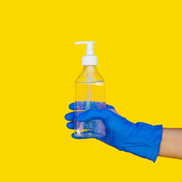 Tangan Sarung Tangan Bedah Pelindung Memegang Botol Pembersih Gel Panggilan — Stok Foto