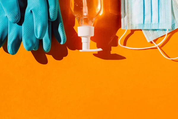 Covid-19 kişisel koruma kiti salgın sırasında dışarı çıkıp halka açık yerleri ziyaret etmek için. Antiseptik, yüz maskeleri, eldivenler. Boşluğu kopyala.