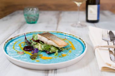 Kavrulmuş char truffled Avokado salatası, yabani otlar ve havuç oi