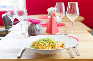 ev yapımı makarna somon ile