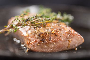 geyik eti tavada kızartmalar kekik ile