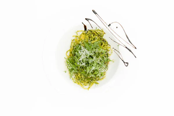 Spagetti yeşil pesto ile