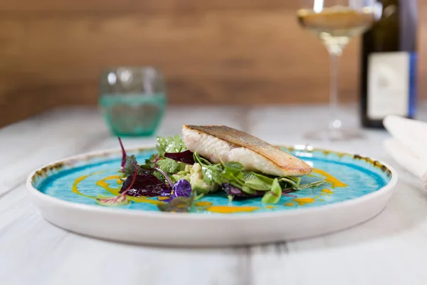 Kavrulmuş char truffled Avokado salatası, yabani otlar ve havuç oi
