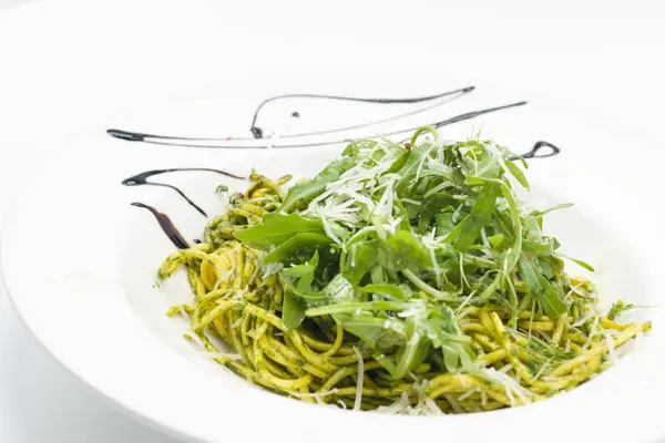 Spagetti yeşil pesto ile