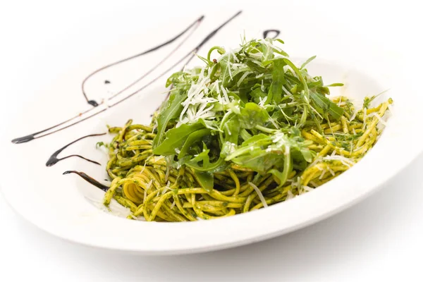 Spagetti yeşil pesto ile