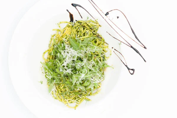 Spagetti yeşil pesto ile