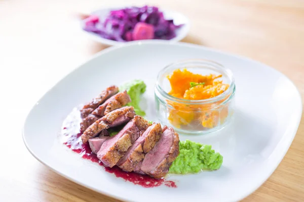 Ördek göğsü tatlı patates ve bezelye püresi ile