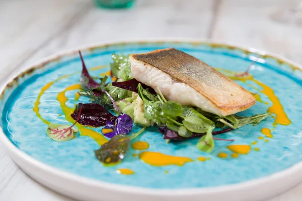 Kavrulmuş char truffled Avokado salatası, yabani otlar ve havuç oi