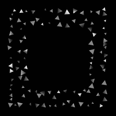 Gümüş konfeti üçgen siyah bir zemin üzerine.