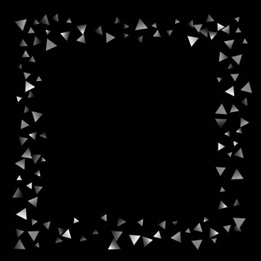 Gümüş konfeti üçgen siyah bir zemin üzerine.