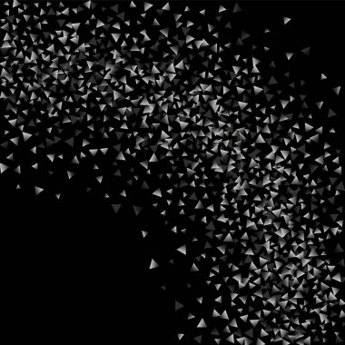 Gümüş konfeti üçgen siyah bir zemin üzerine.