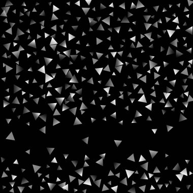 Gümüş konfeti üçgen siyah bir zemin üzerine.