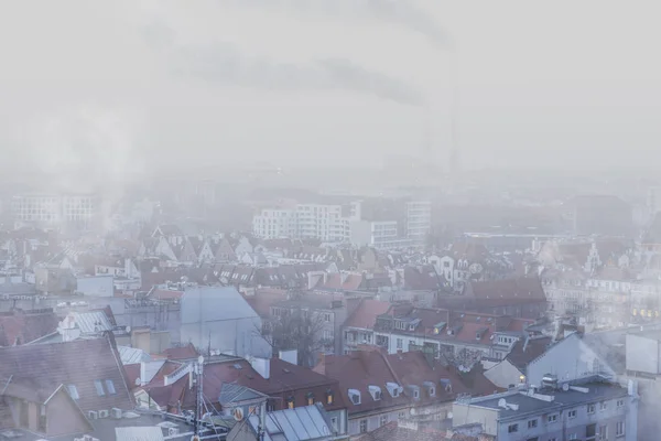 Wrocaw, Polonya şehri smog. Şehir manzarası kış görünümü
