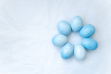 Açık arkaplanda Paskalya yumurtası.