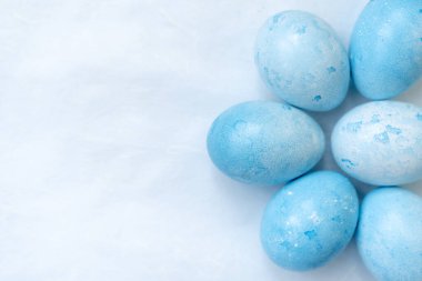 Açık arkaplanda Paskalya yumurtası.