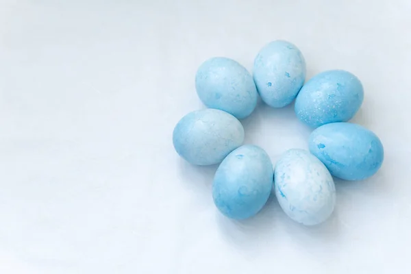 Açık arkaplanda Paskalya yumurtası.