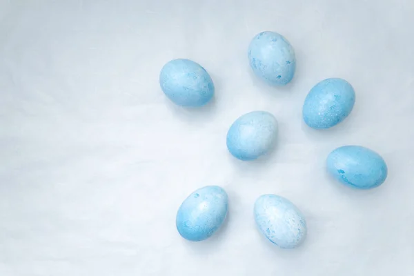 Açık arkaplanda Paskalya yumurtası.