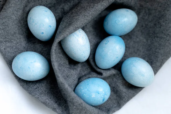 Tekstil arka planında Paskalya yumurtası.