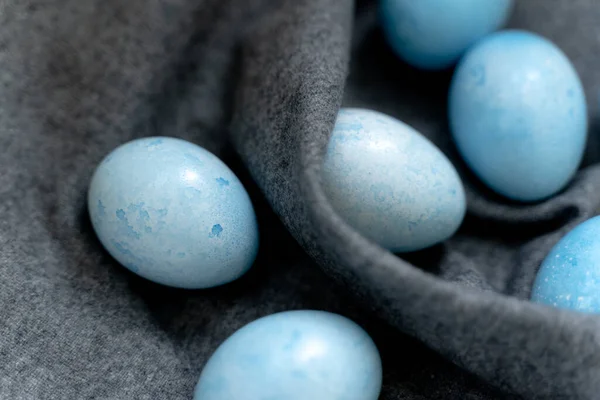 Tekstil arka planında Paskalya yumurtası.