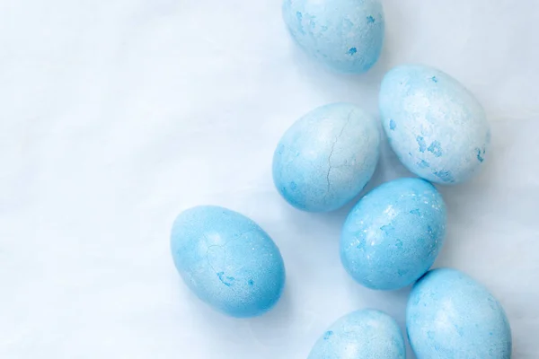 Açık arkaplanda Paskalya yumurtası.