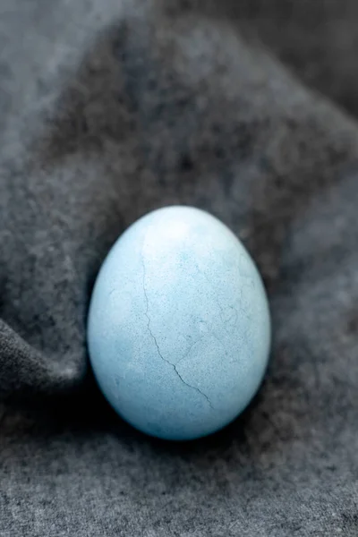 Tekstil arka planında Paskalya yumurtası.