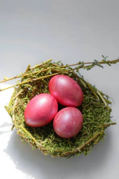 Renkli yumurtadan Paskalyaya. KAPALI Pembe Yumurtalar