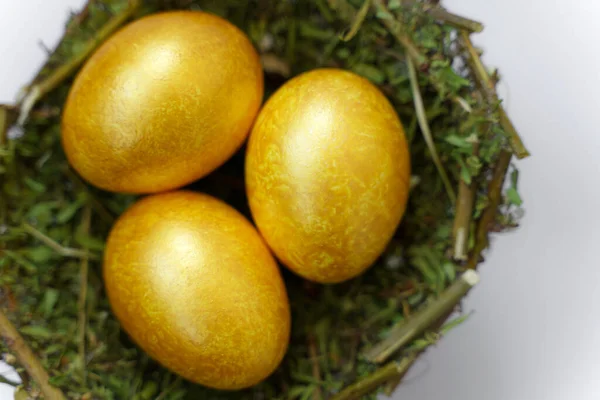 Beyaz arka planda altın paskalya yumurtası. Paskalya süsü. renkli yumurtalar.
