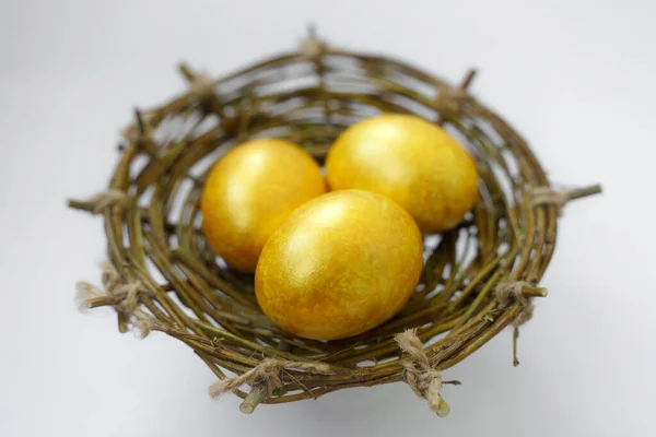 Beyaz arka planda altın paskalya yumurtası. Paskalya süsü. renkli yumurtalar.